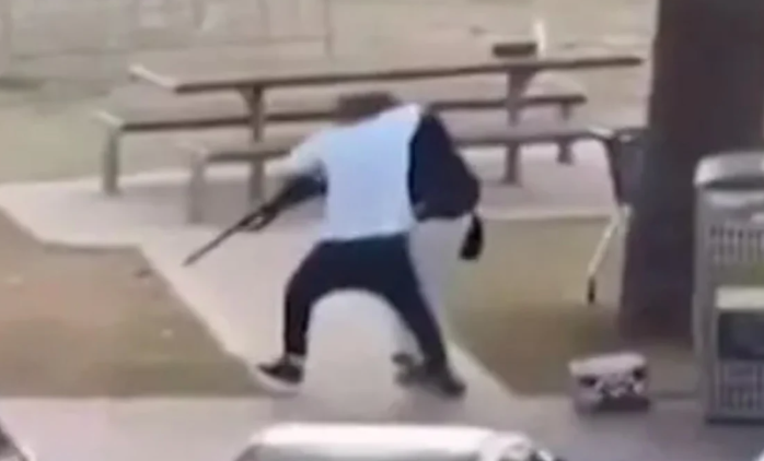 I RRËMBEU ARMËN AUTORIT/ Miliarderi dhuron 65 mijë dollarë për heroin e Bondi Beach