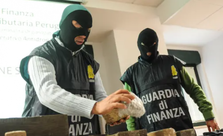 TË MASKUAR SI KORRIERË/ Shkatërrohet banda italo-shqiptare e trafikut të drogës mes Firences dhe Sienës