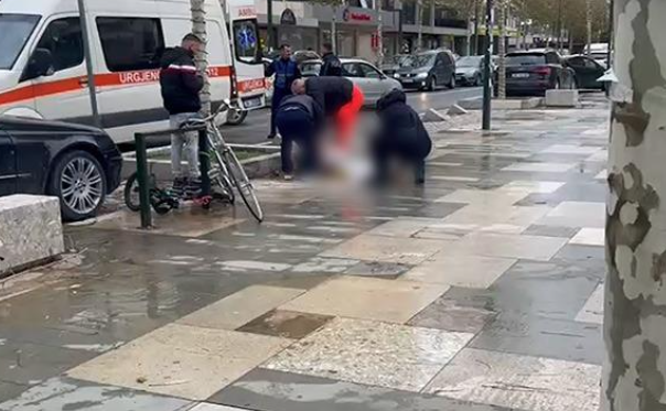 E TRISHTË NË VLORË/ 50-vjeçarja përplas kokën në bordurat e rrugës, ndërron jetë! Dyshohet se u rrëzua…