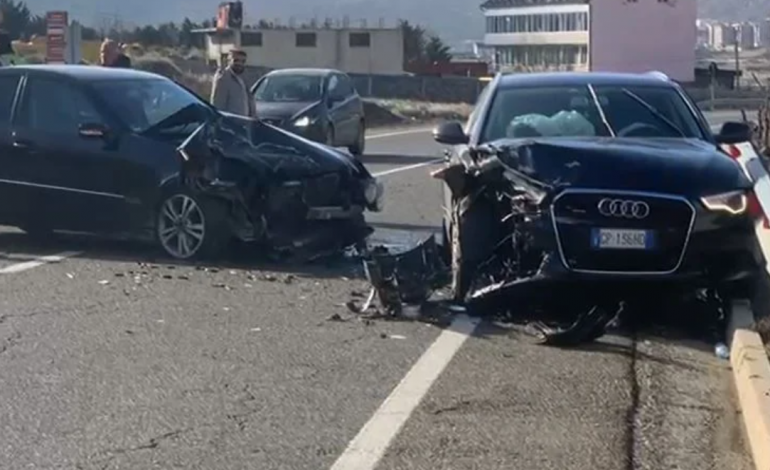 E RËNDË/ Aksidentohen dy automjete në Rrugën e Arbrit, një person…