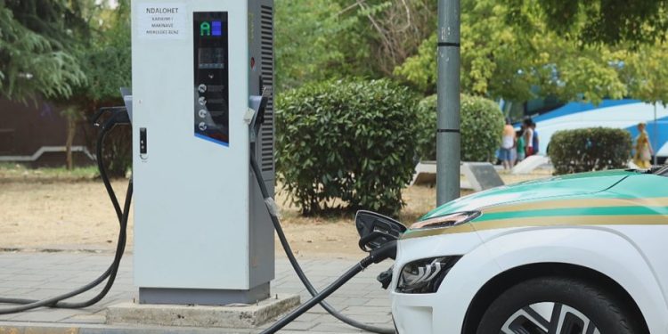 MAKINAT ELEKTRIKE/ ERE rrëzon kërkesën e taksistëve, çmimi i karikimit mbetet 22 lekë/kWh