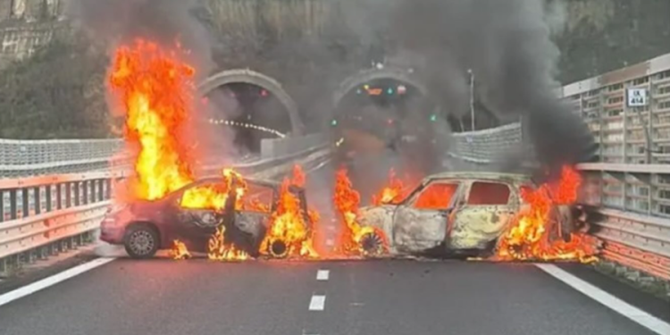 GRABITJE SI NË FILMA/ Sulmohet autoblindi në mes të autostradës, vidhen dy milionë euro