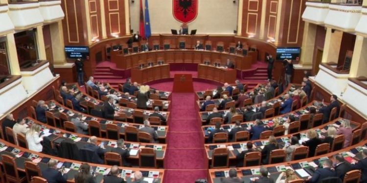 DEBAT NË SEANCËN PLENARE/ Peleshi paralajmëron opozitën: Mos t’i ngelë hatri askujt nëse i ndërpres fjalën. Sot nuk ka..