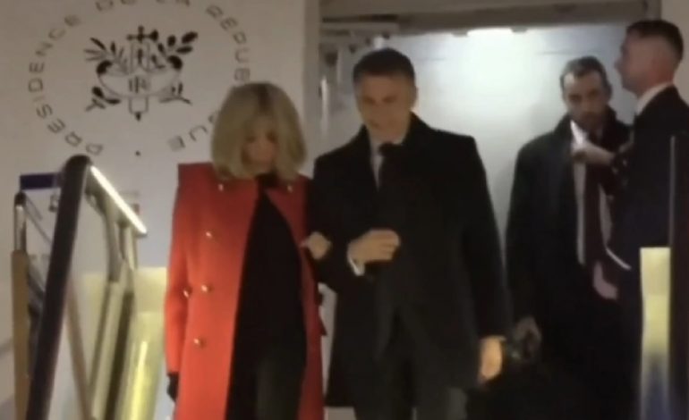 MACRON MBËRRIN NË PEIKIN/ I shoqëruar nga Brigitte, Presidenti francez do të takohet me Xi Jinping
