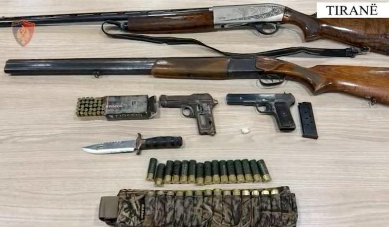 QARKULLONIN ME ARMË NË MAKINË/ Në pranga dy të rinjtë në Tiranë! Njëri prej tyre me precedent të mëparshëm për plagosje