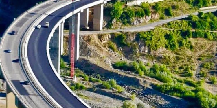E RËNDË NË MAT/ Hidhet nga ura 150 metra 39-vjeçari. Viktima, nip i Nehat Kullës