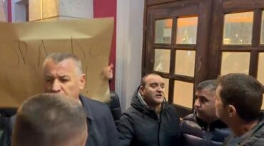 VLORA TRE DITË PA UJË/ Banorët me bidonë në teatrin “Petro Marko”, ndërpresin shfaqjen dhe protestojnë