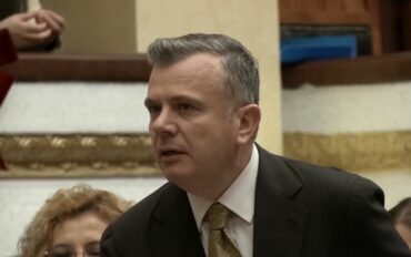 “INJORANT”/ Plas debati në Kuvend, Noka ofendon Ballën, socialisti kërkon 10 minuta pushim, Peleshi ndërpret seancën plenare