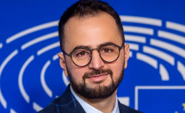 U ZGJODH AVOKAT I POPULLIT/ Reagon Endrit Shabani: Mazhoranca i dha përparësi funksionimit të shtetit, mbetëm i befasuar nga opozita…