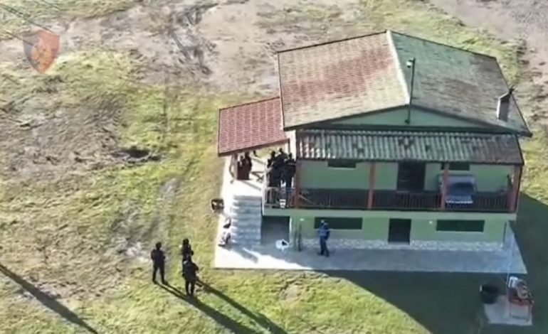 PAMJET/ Aksioni në Fushë-Kuqe, policia rrethon vilën! Kush janë dy të arrestuarit të përfshirë në vrasjen e Indrit Dokles në 2022