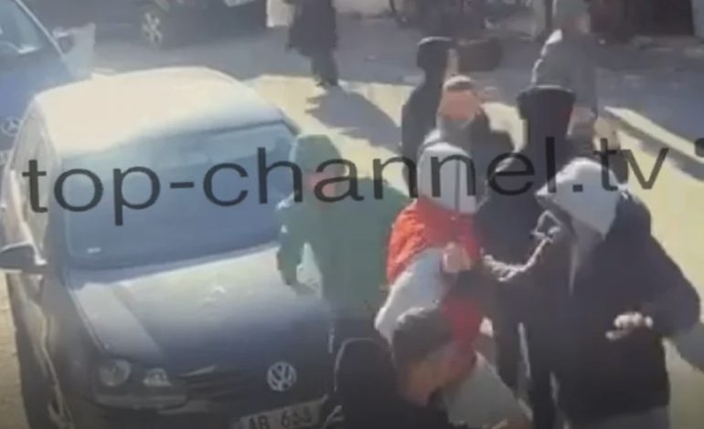 PAMJE TË RËNDA/ Del video nga sherri mes të miturve në Shkodër, tre të plagosur me thikë