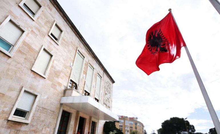 VENDIMET E KËSHILLIT TË MINISTRAVE/ Rriten pagat e nëpunësve dhe të punonjësve të drejtorisë së Shërbimeve Qeveritare