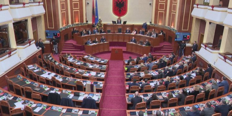 LIGJI PËR PARTITË MBETET PEZULL/ PS e PD nuk po gjejnë konsensus ta miratojnë brenda vitit