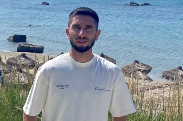 U DOGJ BRENDA MAKINËS NË LLOGARA/ Del FOTO e Artjon Xhelos, ish-efektivi i “Shqiponjave” u përjashtua nga policia për shkak të…