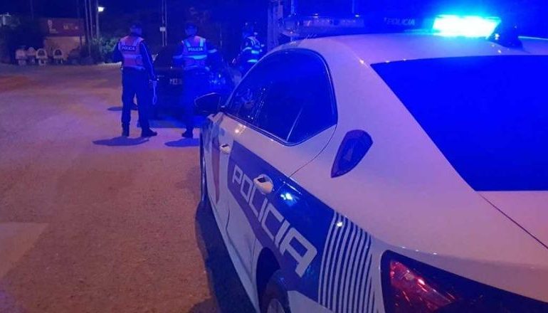 E KISHTE PARKUAR NË OBORR/ I vihet lëndë plasëse automjetit të 39-vjeçarit në Selitë të Vogël! Autorët në kërkim