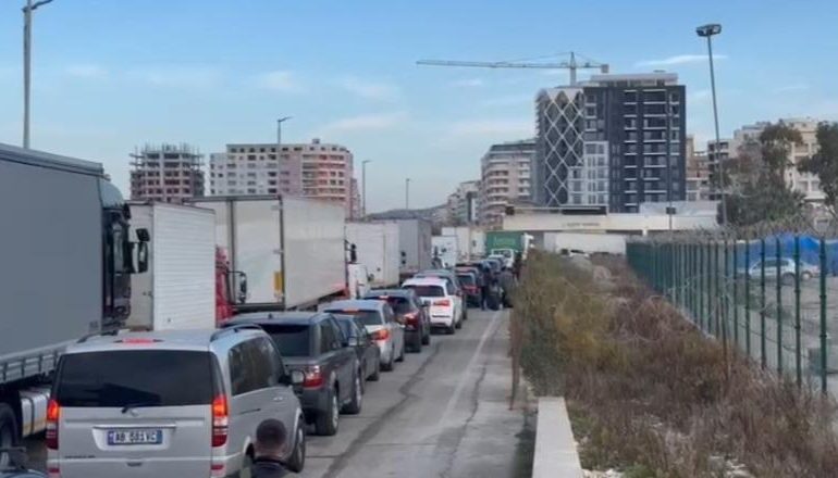 VIDEOLAJM/ Festat e fundvitit rikthejnë emigrantët, fluks pasagjerësh në portin e Vlorës