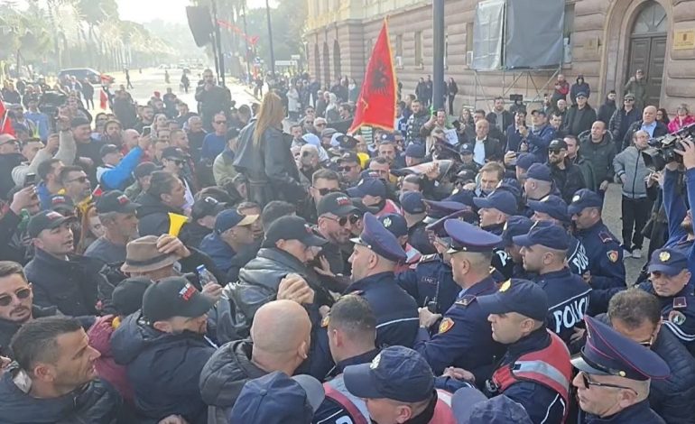 PROTESTA E LAPAJT PARA KRYEMINISTRISË/ Qytetarët përplasen me policinë, i shtyjnë me forcë