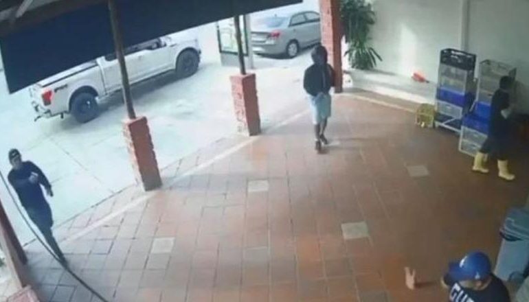 PAMJET/ Vrasësit gjakftohtë afrohen dhe e shohin në sy, momenti kur ekzekutohet me armë futbollisti i Ekuadorit në Guayaquil