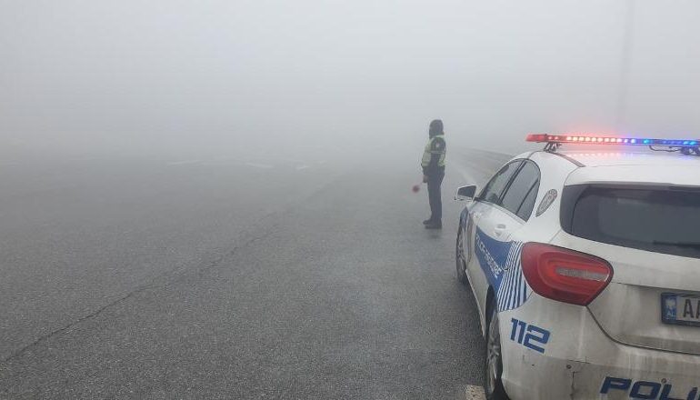 MJEGULLA “PUSHTON” AKSIN RRUGOR TUNELI I KALIMASHIT-MORINË / Policia apel drejtuesve të mos ecin me shpejtësi