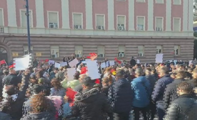 “S’MË TREMBIN PROCEDIMET”/ Lapaj thirrje Ramës poshtë zyrës së tij: Dorëhiqu! Koha që brezi i ri të na bashkohet