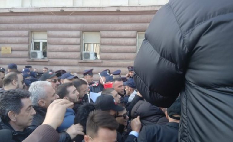 “SHTYNI ORE…”/ Përplasje në protestën e Lapajt, prezent edhe fëmijët