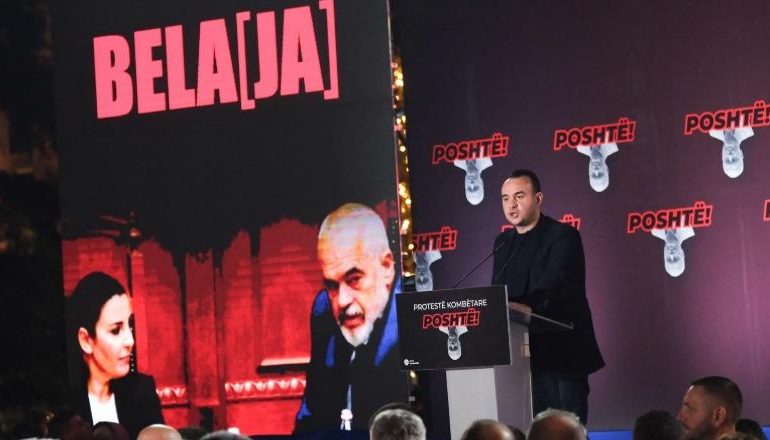 “TË QËNDROJMË DERI…”/ Balliu u kërkon protestuesve të mos ikin nga sheshi