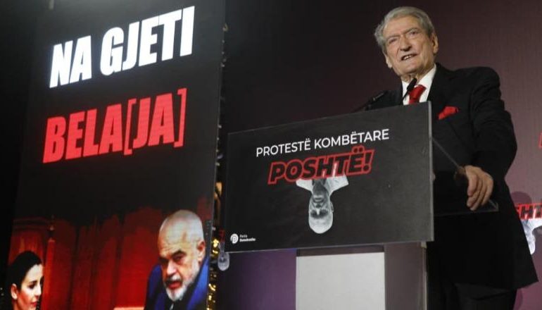 SHFUQIZOI PEZULLIMIN E BALLUKUT NGA DETYRA/ Berisha nga protesta: Gjykata Kushtetuese u diktua nga Rama