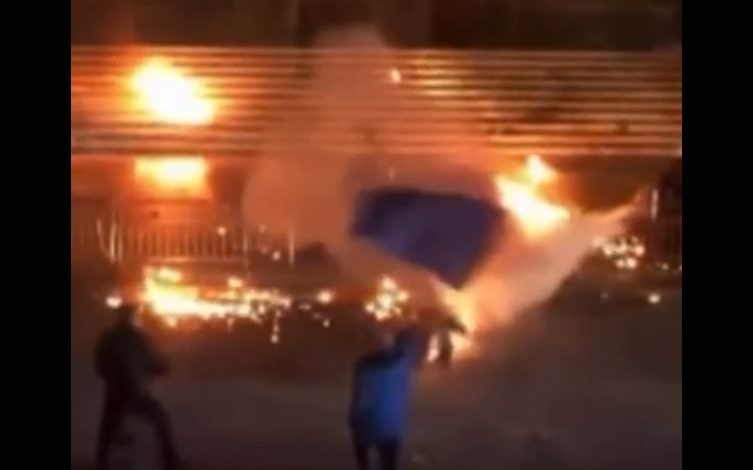 PAMJE TË RËNDA / Militanti i PD hedh molotov, por djeg ‘shokun e partisë’, e shpëton Policia