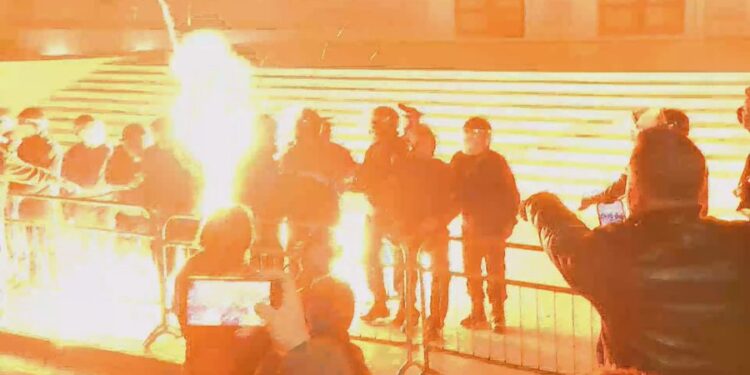 HEDHJA E MOLOTOVËVE TE KRYEMINISTRIA/ Lëndohen dy policë, një fotograf dhe një protestues