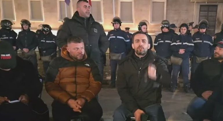 “KEMI ARMIK TË PËRBASHKËT”/ Adriatik Lapaj rikthehet në protestën para Kryeministrisë pas largimit të Berishës: Kemi të njëjtin hall!