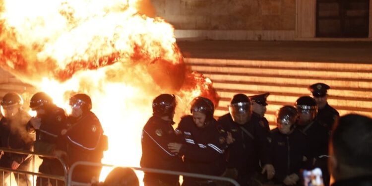 MOLOTOVËT DHE GURËT NDAJ POLICISË/ Arrestohen katër militantë të opozitë
