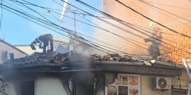 PËRFSHIHET NGA ZJARRI NJË BANESË NË PRIZREN/ Humb jetën tragjikisht një fëmijë njëvjeçar