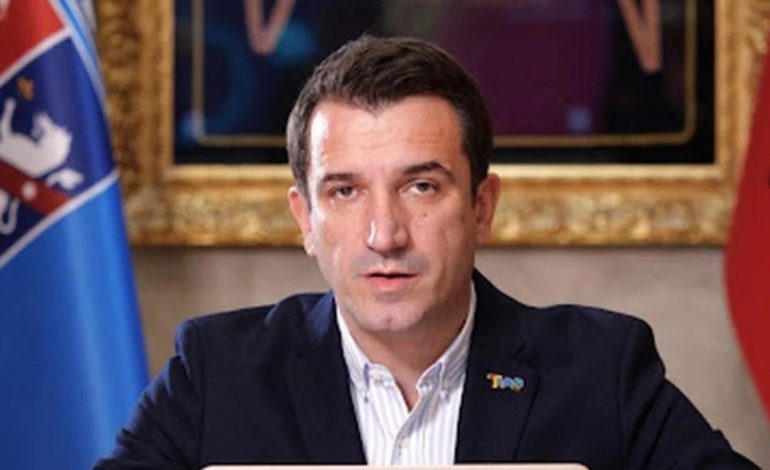 FESTA E NDËRRIMIT TË VITEVE/ Erion Veliaj: Përqafime për familjen time që padrejtësisht sot nuk jam pranë tyre