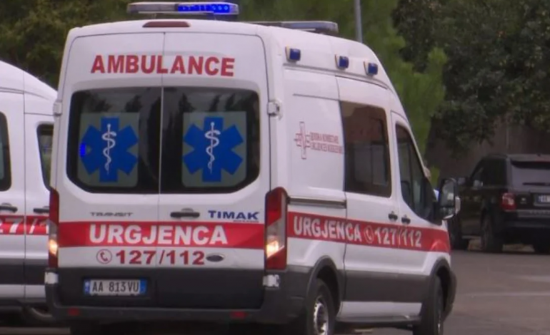 AKSIDENT NË MALIQ/ 38-vjeçari humb kontrollin e mjetit, plagosen dy pasagjerët, mes tyre një 11-vjeçar