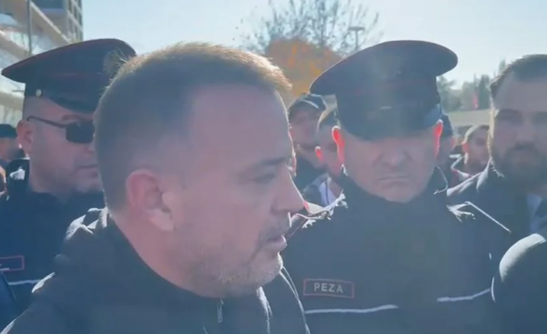 VLORA PA UJË 4 DITË/ “O vllai do më dëgjosh”, kreu i AKUK shkon te protestuesit: Do ta zgjidhim, sot në mesnatë nis furnizimi