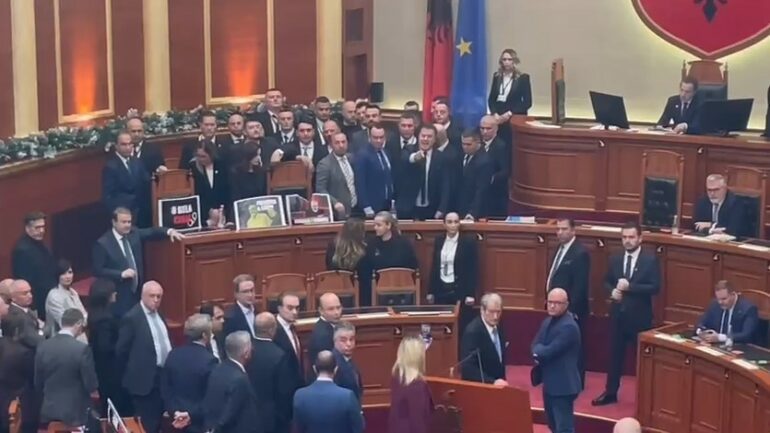“AKTE DHUNE DHE INCIDENTE TË RËNDA”/ PS kërkon masa disiplinore për 29 deputetë të opozitës