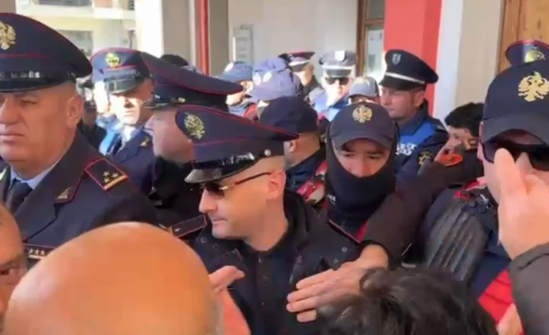 KATËR DITË PA UJË NË VLORË/ “Hapeni derën, ose do e thyejmë”, nisin protestat para bashkisë, qytetarët përplasen me Policinë