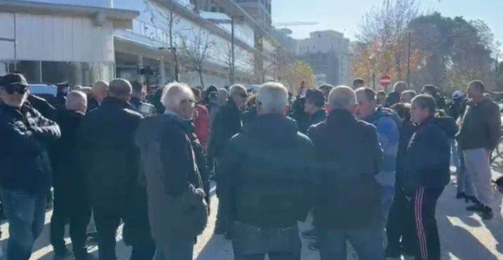 “HALL I MADH”/ Qytetarët e Vlorës në protestë për mungesën e ujit: Shteti s’na përgjigjet