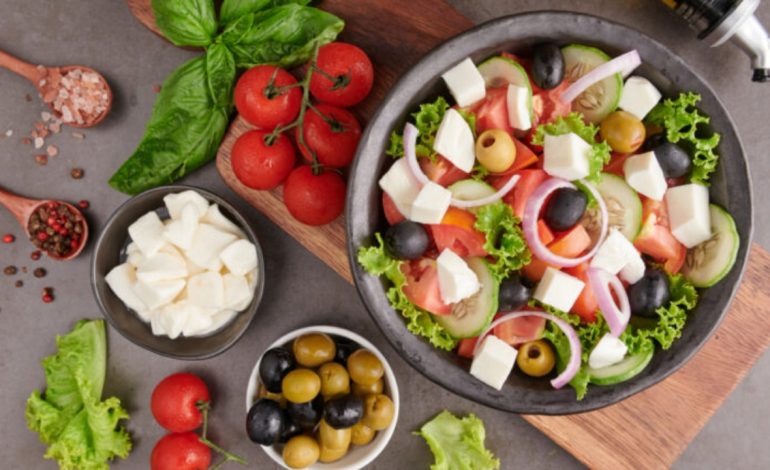 A E DINIT? Nuk ndikon vetëm dieta në peshën tuaj, por edhe ora se kur ju konsumoni ushqim