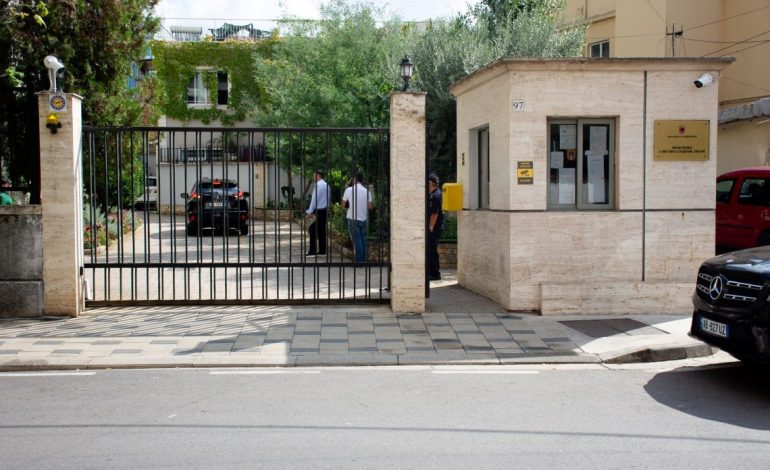 SKANDALI I AKSHI-t/ Prokuroria e Tiranës shpall në kërkim kushëririn e Ergys Agasit! Eno Agasi zhduk verën miliona euro…