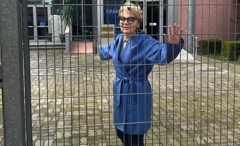 MONIKA KRYEMADHI PARAQITET NË SPAK/ Përshëndet gazetarët: Po nuk u pamë, vitin tjetër (VIDEO)