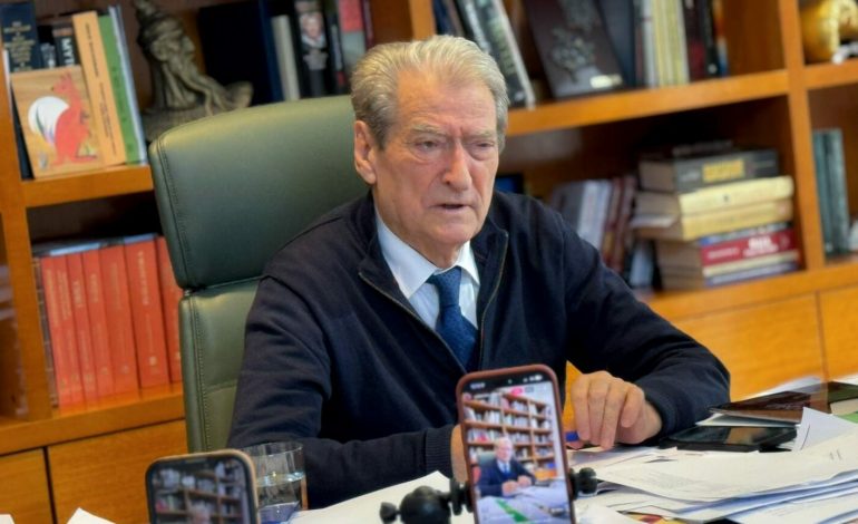 BALLUKU U KTHYE NË DETYRË/ Berisha: Vendimi i Kushtetueses i shkruar në zyrën Ramës pas presioneve