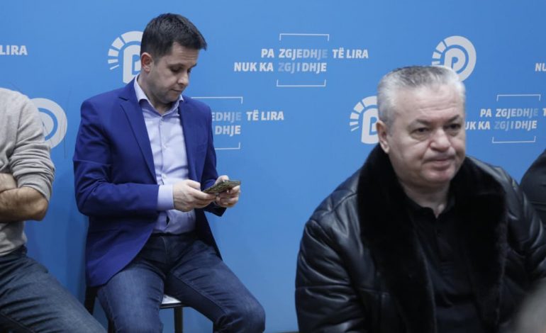 FOTOLAJM/ Ilir Alimehmeti në mbledhjen e Këshillit Kombëtar të PD, ulet në fund të sallës