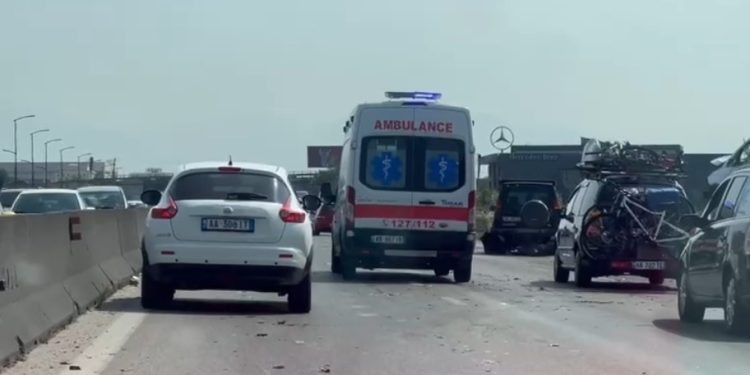 E RËNDË/ Përplasen dy makina në rrugën nacionale Maqellarë-Peshkopi, plagoset çifti i bashkëshortëve