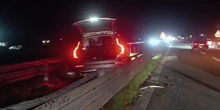 PAMJET/ Aksident mes dy makinave në autostradën Lushnje-Fier, njëra përfundon në barrierat ndarëse