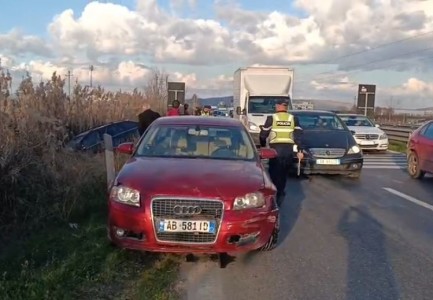 PAMJET/ Tre makina përfshihen në aksident në rrugën Lushnjë-Fier, përplasen me njëra-tjetrën! Zjarrfikësit dhe ambulancat në vendngjarje…