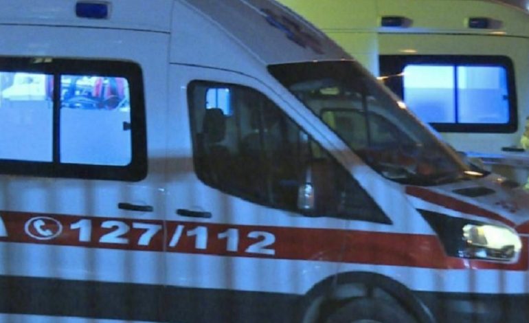 E RËNDË NË LEZHË/ Nxirret me dhunë nga automjeti i tij dhe goditet me sende të forta një i ri në afërsi të Rrilës, dërgohet me urgjencë në spitalin e Traumës në Tiranë