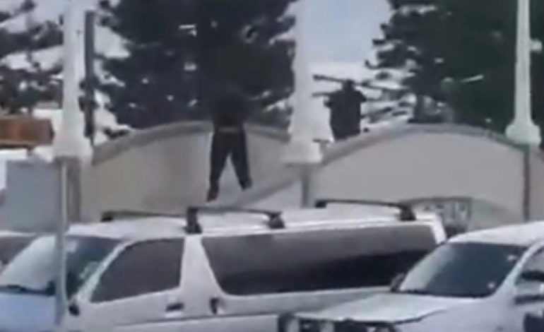 PAMJE TË RËNDA/ Masakra me 10 të vrarë në Australi, njerëzit qëndrojnë të shtrirë në tokë, momenti kur dy persona qëllojnë me armë zjarri