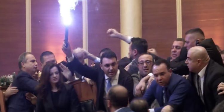 DHUNË NË KUVEND/ PD përplaset me Gardën dhe ndez flakadanë. Sulmohet Peleshi, Shabani ‘puth’ opozitën