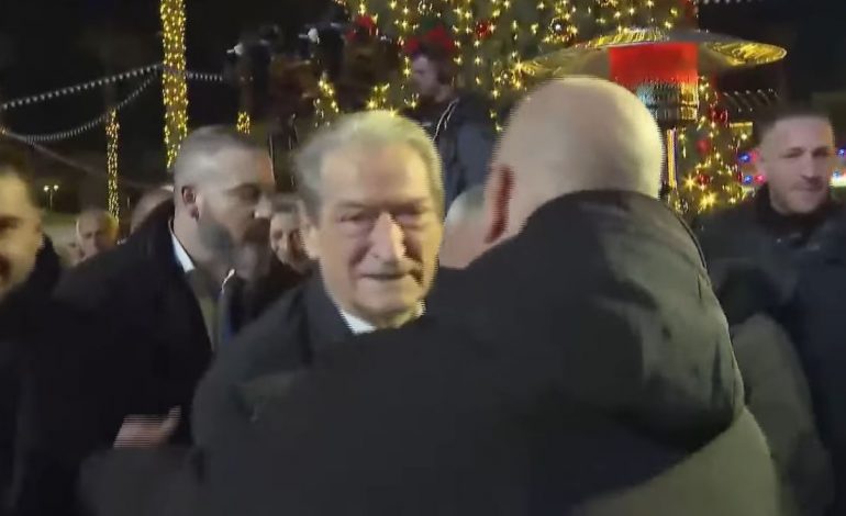 AKSIONI POLITIK I OPOZITËS/ Berisha mbërrin në Kavajë, nis ceremonia e 35-vjetorit të themelimit të degës së PD